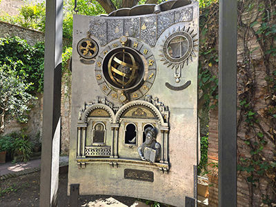 Statue of Ramban holding the Torah, created by Frank Meisler